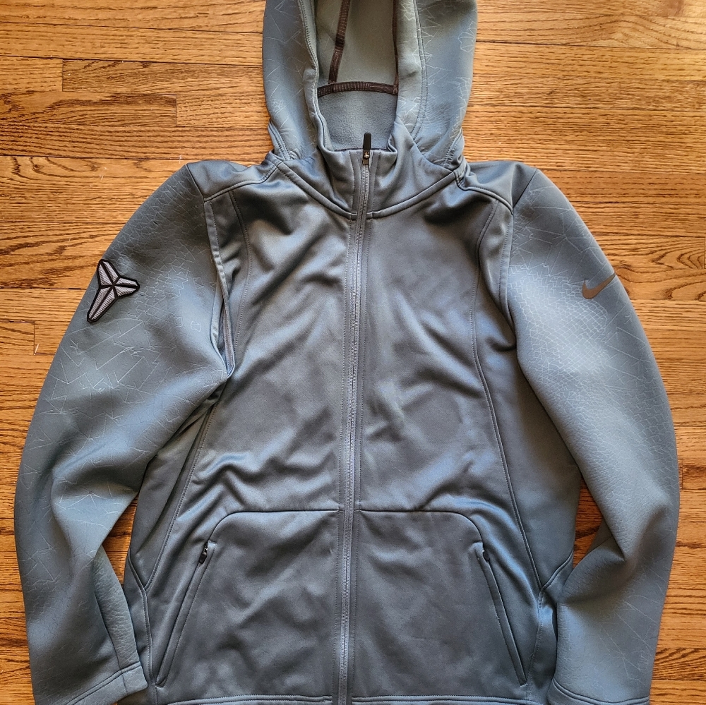 Nike Men’s Therms Sphere Kobe Hyper Elite Full-zip Hoodie Black. Size Large